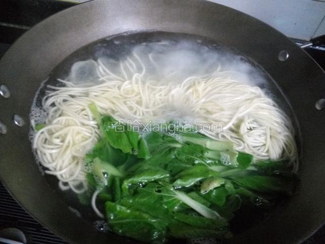 煮到面飘上来，在放青菜叶断生即可关火