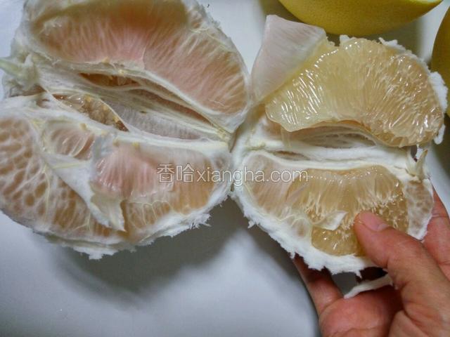 手指插进去，两手用力对掰成两半