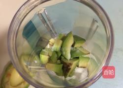 虾仁牛油果奶酱意面的做法图解3