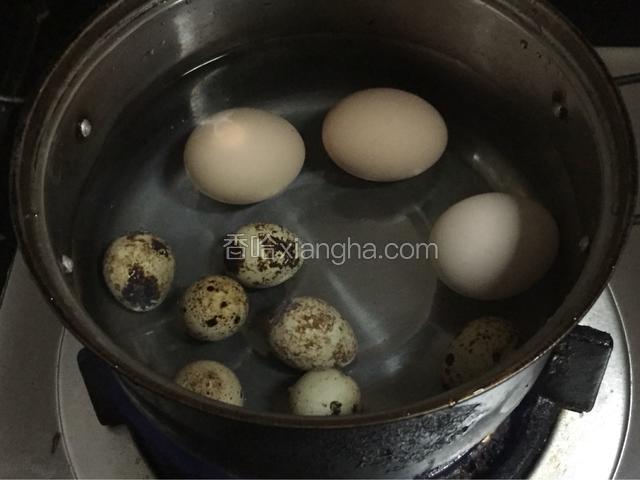 锅里加水,把蛋煮熟（大火烧开了，把火调中火，火候太大蛋容易爆开）