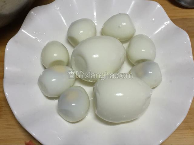 把煮熟的蛋放入冷水中浸泡，剥壳