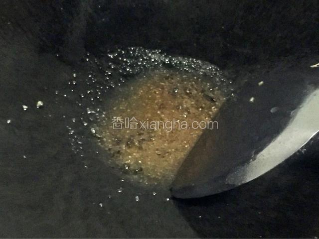 锅里放少许油，加入碗里佐料，炒下糖色（想要颜色深一点儿就加入适量老抽）