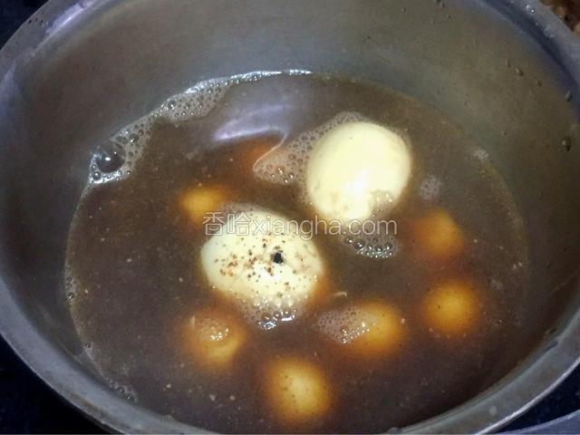 煮好的鸡蛋泡入卤水里面