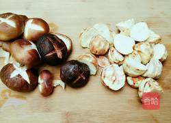 香菇烧板栗的做法图解1