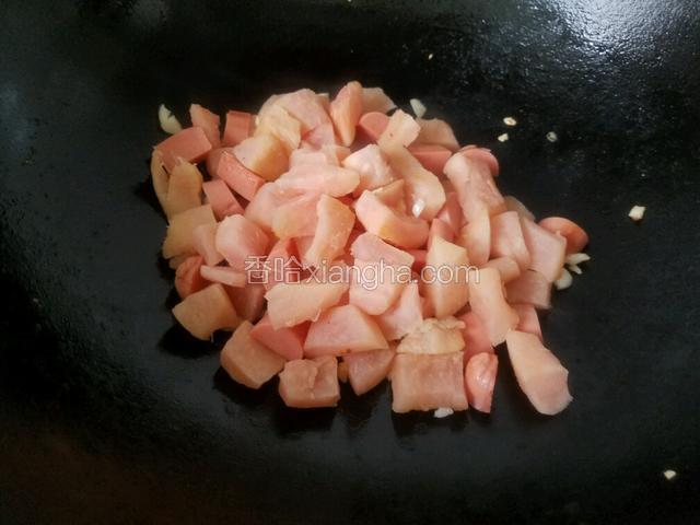 炒的过程中适量的添点儿水，因为柚子皮吸水性强，即使放了水也看不见水。