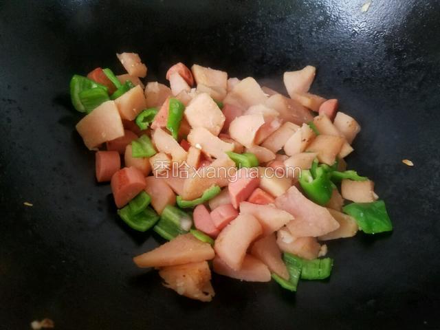 将青椒炒至断生，盐翻炒均匀就可以出锅了。