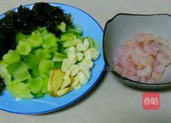 青笋木耳炒虾仁的做法图解1