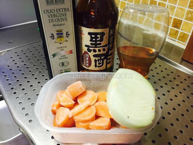 准备材料，把蔬菜切成小块、没有橄榄油可以用香油，就是不同风味的沙拉酱，也很好吃的
