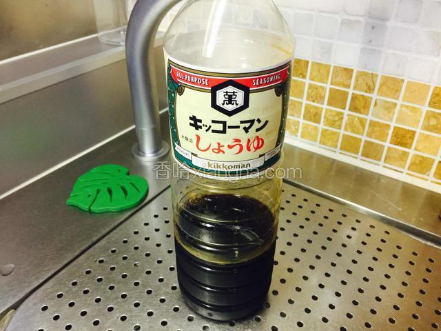 我用的是日本酱油，没有的朋友请用颜色浅的酱油，不建议老抽之类，如果只有老抽之类就加一点点调色，其它用盐代替、盐的量请自行调整、酱油或者盐开始可以少放些，一会儿可以再加