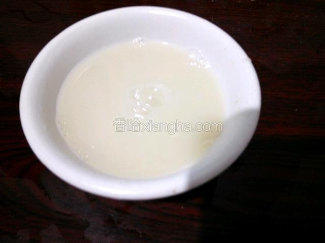 用温水冲泡酵母粉，静置五分钟