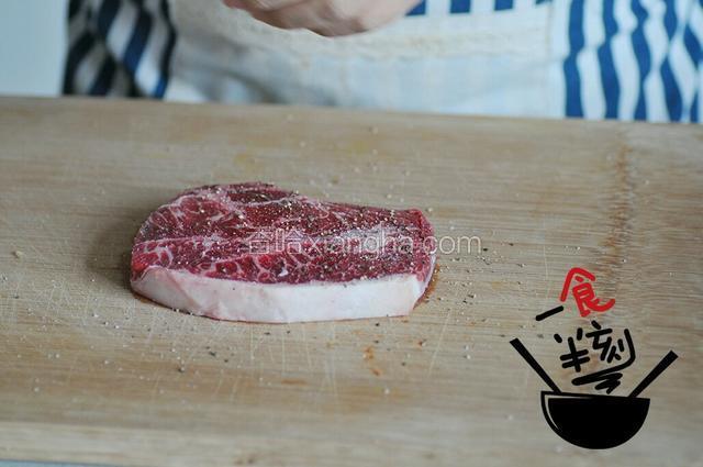 两面撒上黑胡椒和盐腌制10分钟～