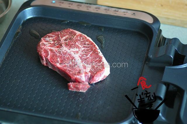 电饼铛预热，放入橄榄油，放入牛排煎～