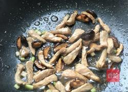 香菇瘦肉炒河粉的做法图解5
