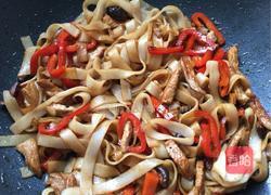 香菇瘦肉炒河粉的做法图解8