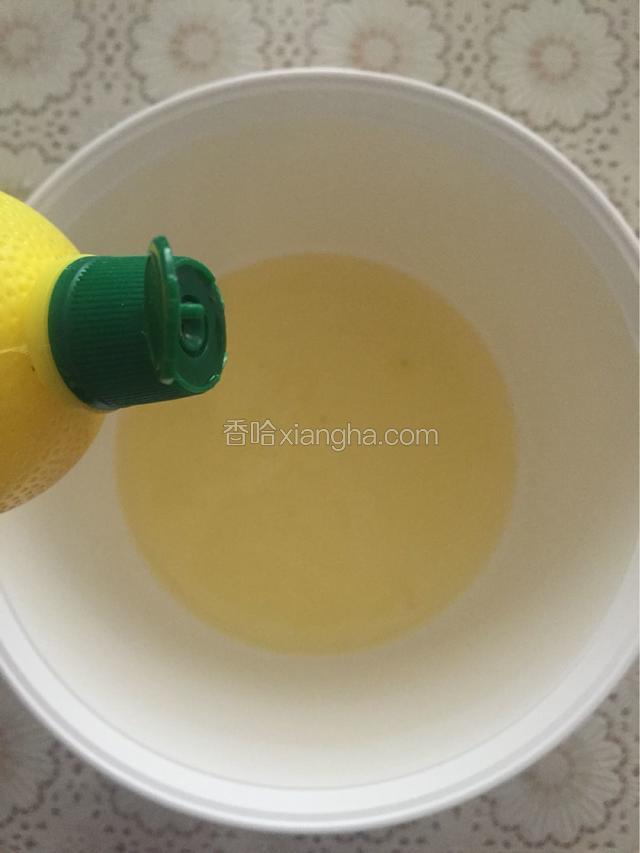 蛋清盆里加几滴柠檬汁，用电动打蛋器低速搅打