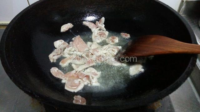 锅中做油将肉放入锅中煸炒