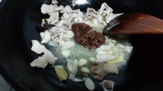 加入黄酱煸炒到香，倒入料酒