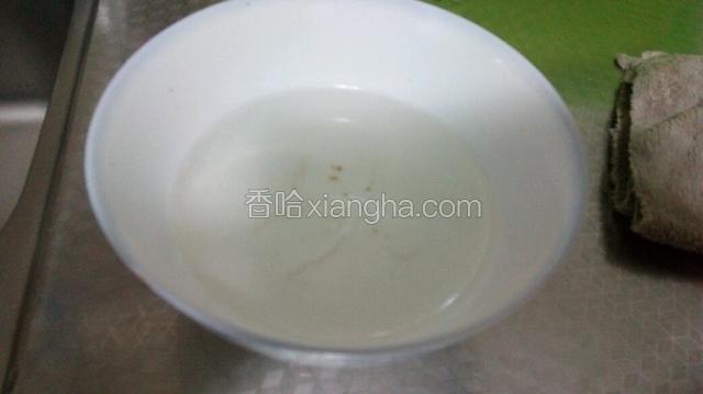 准备一碗热水