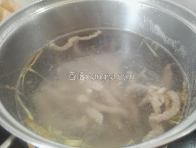放入腌好的瘦肉大火煮开