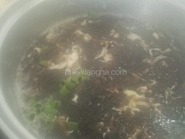 最后调入适量盐和鸡精，撒入葱花即可