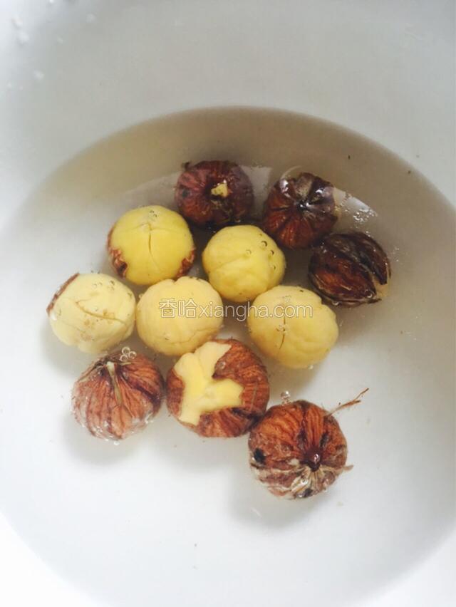 去了壳的油栗用热水泡30秒