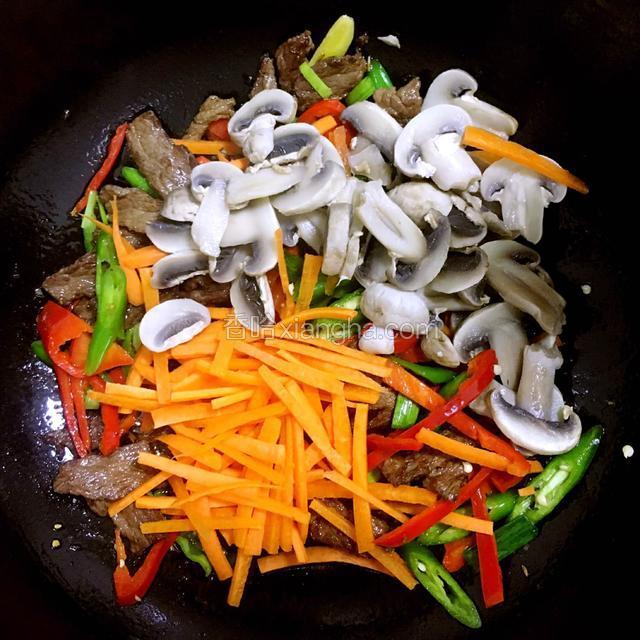 然后依次放入剩余准备好的食材：胡萝卜丝，香菇片。