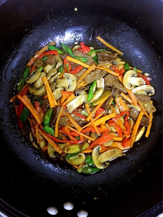 然后加入2克孜然粒，1克白糖，少许食盐，老抽，鸡精，清水继续翻炒，炒熟待用。