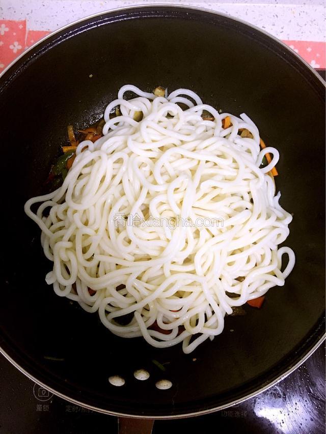 乌冬面煮好后，用凉水冲下（面会更加劲道），倒入炒好的菜里，快速翻炒均匀后，倒入香油出锅。