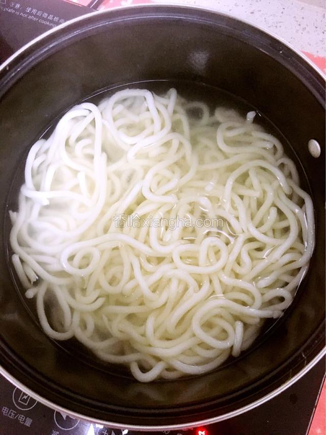 另起锅，放入清水烧开，然后放入准备好的乌冬面，开锅煮1分钟捞出。
