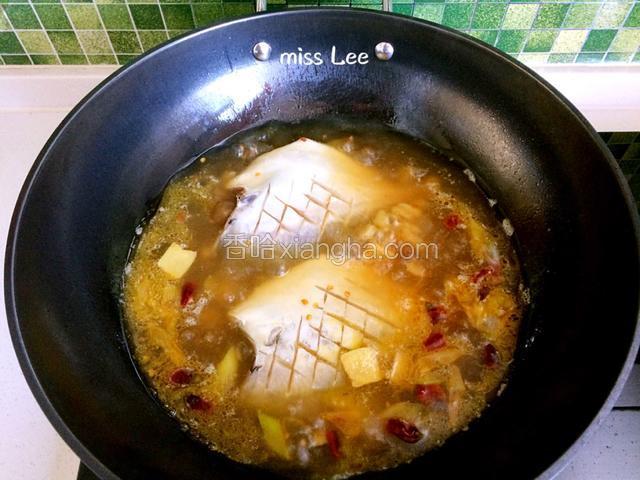 水烧开后丢入鲳鱼，使鱼刚好沒在汤汁下面；