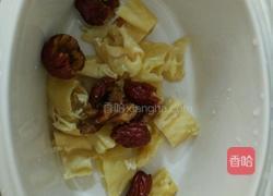 牛奶炖花胶的做法图解2