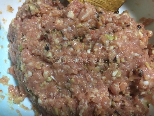 拌好肉馅。