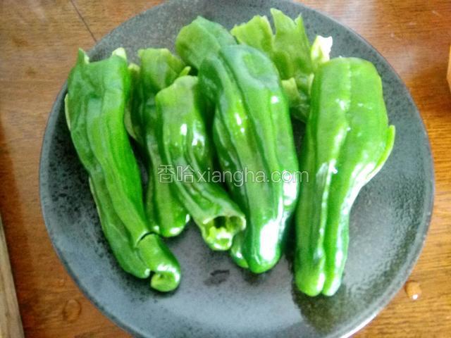 辣椒去蒂洗净沥干