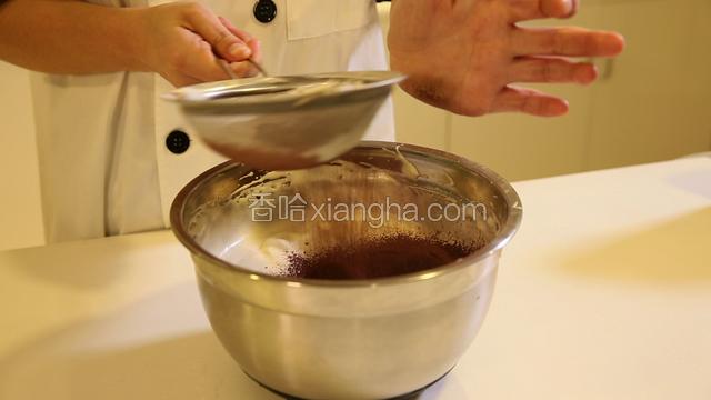 将面粉过筛加入蛋黄糊中，再筛入可可粉，翻拌均匀。