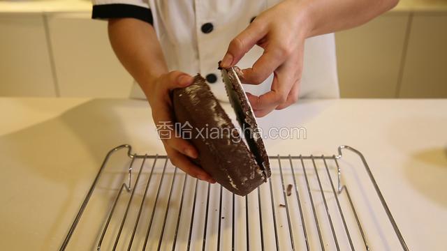 待蛋糕完全冷却后，开始脱模，把模具倒过来，用手沿着模具边缘轻轻按压，再推底部把蛋糕体托出，再沿着底部轻轻按压蛋糕，把底部解下即可。