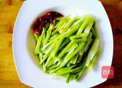 芹菜炒熏干的做法图解2