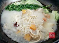 菌菇海鲜火锅鸡蛋面的做法图解8