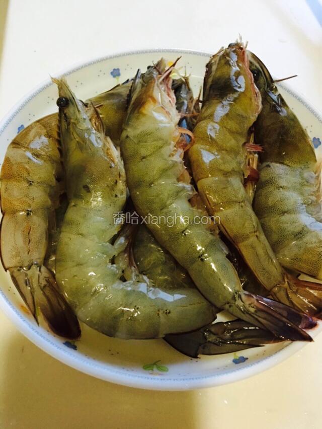 海虾洗净，去虾须，用料酒浸10分钟捞出沥干水份