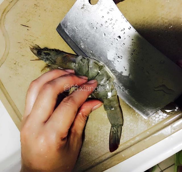 如图用刀在虾背剪开，取出虾肠
