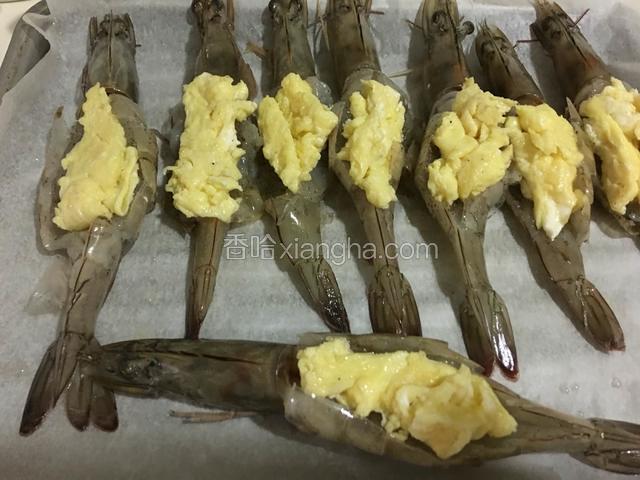 鸡蛋打散加少许盐炒6成熟，切小铺在虾背上