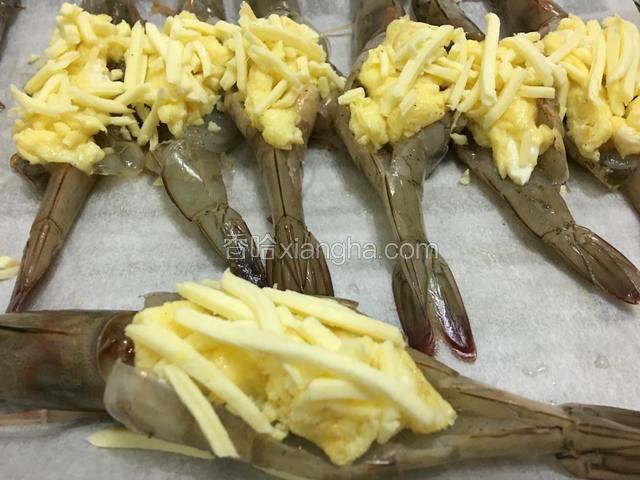 接着铺满芝士，180度烤箱预热5分钟，180度烤15分钟后，160度上色烤3分钟