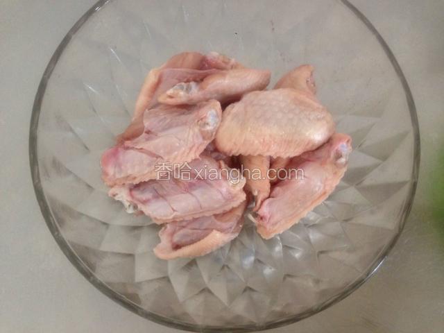 放入大碗，加盐和一勺料酒抓匀，腌制一晚上。注意盐不要放多，咸蛋黄有咸味