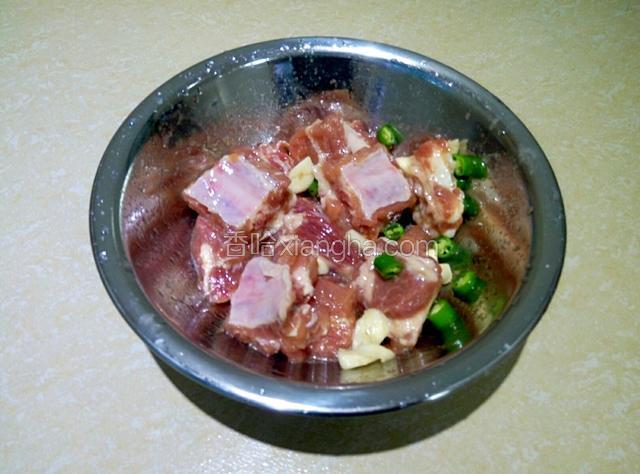 将排骨洗净，用盐、白糖、生抽、生粉、蒜末、青椒圈和油抓一抓，腌10分钟。