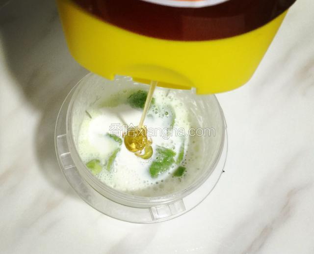 加入适量蜂蜜，也可以不加，根据自己口味调整