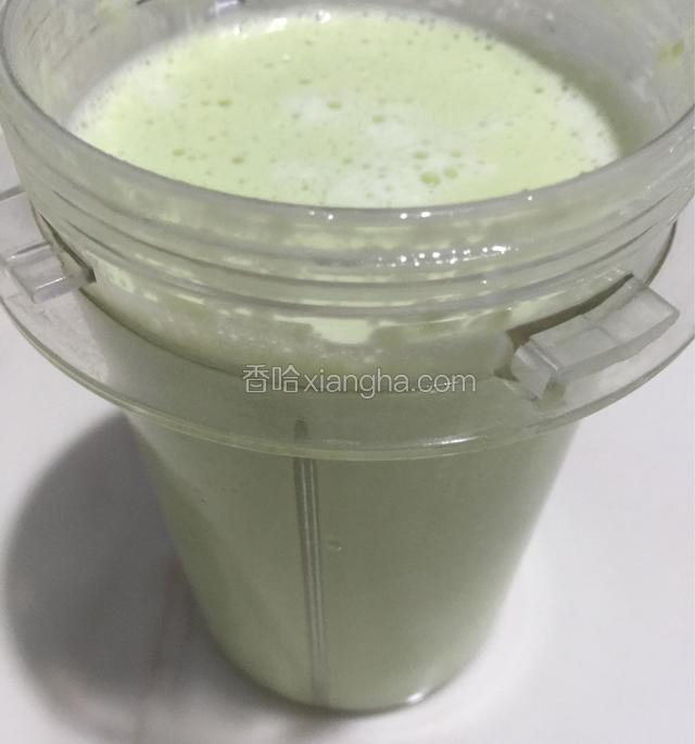 用榨汁机打成奶昔