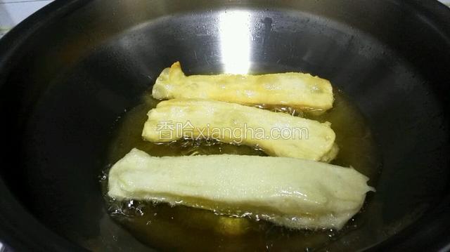 炸至两面金黄，起锅。