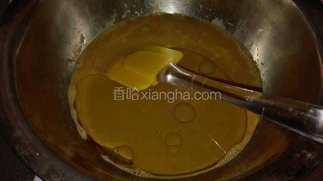 蛋黄液加入玉米油