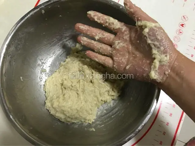 特别粘手，继续揉。