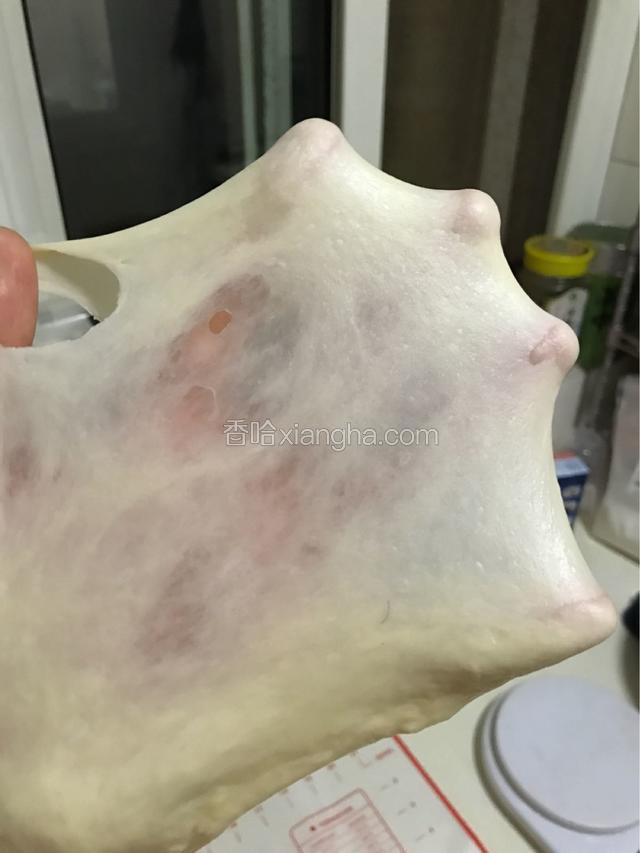 取一小块实验，破洞还不够光滑，继续揉面。