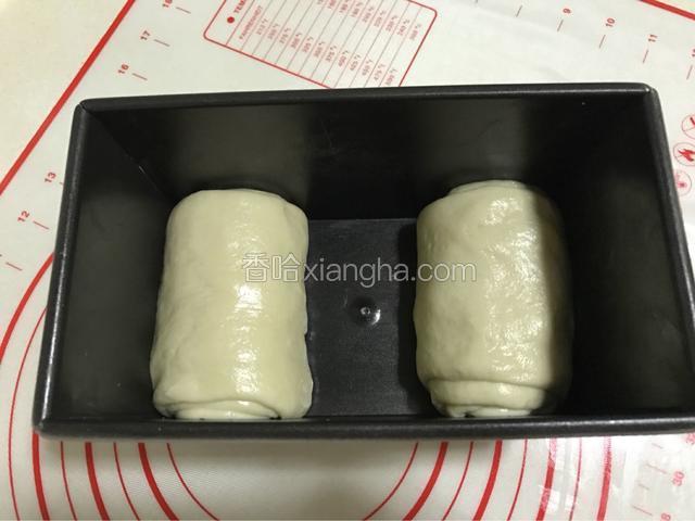 卷起，放入抹过黄油的土司盒。